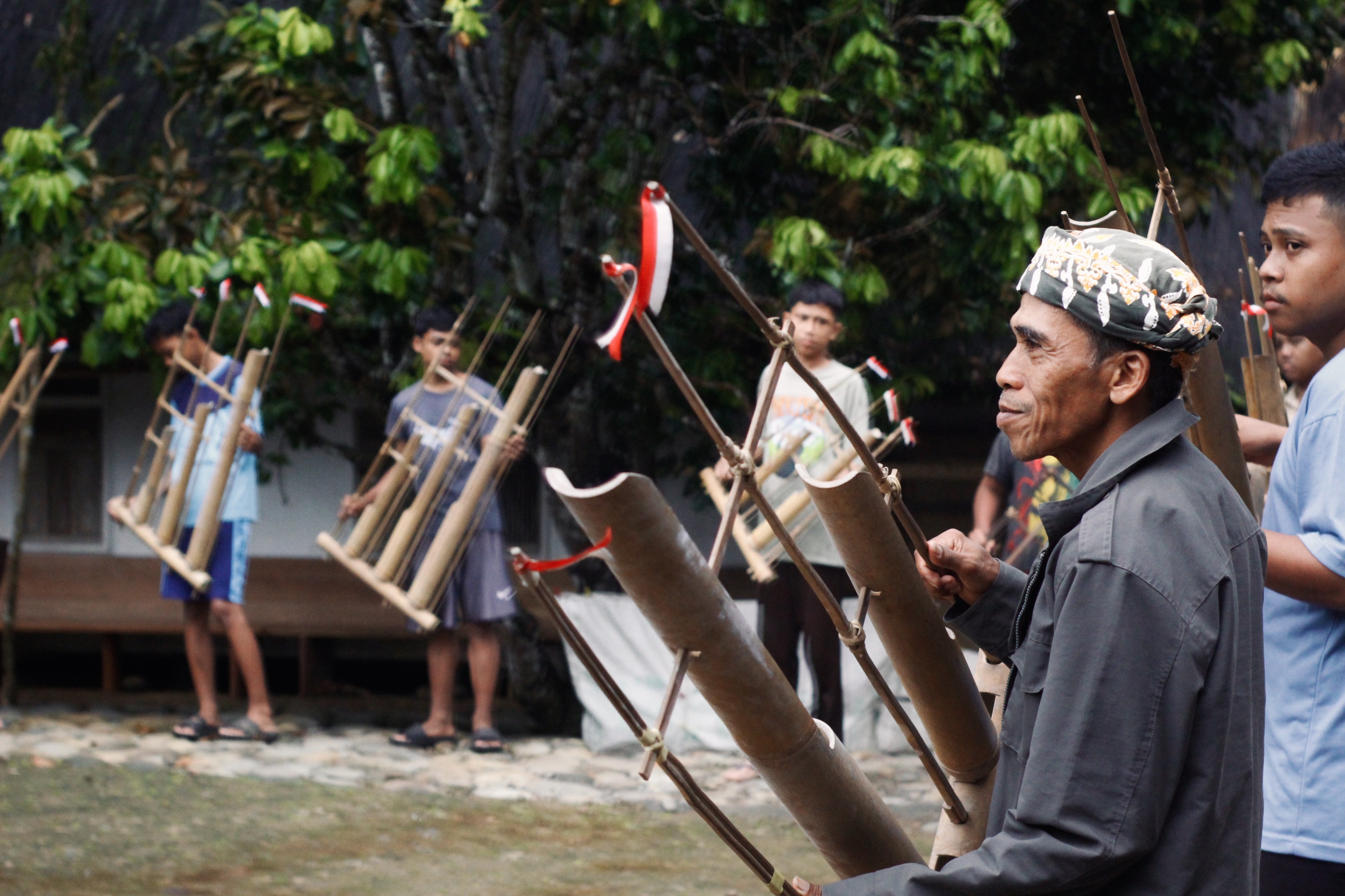 Bermain Angklung