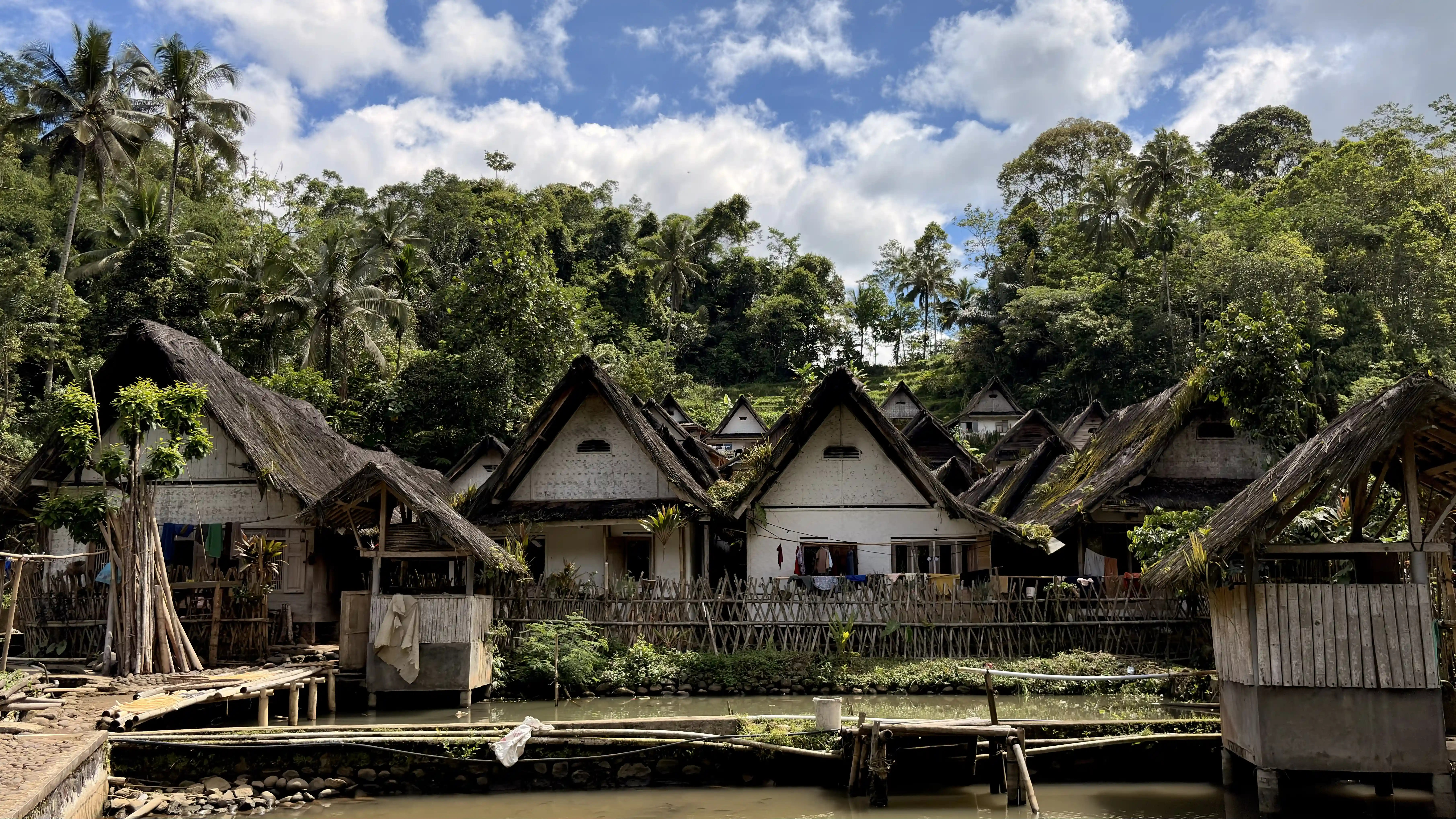 Kampung Naga — pemandangan desa tradisional
